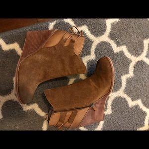 Hinge Wedge bootie